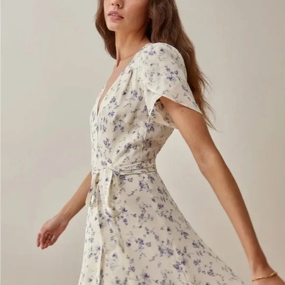 Reformation Ellwood Dress in white/blue floral - Picture 2 of 5